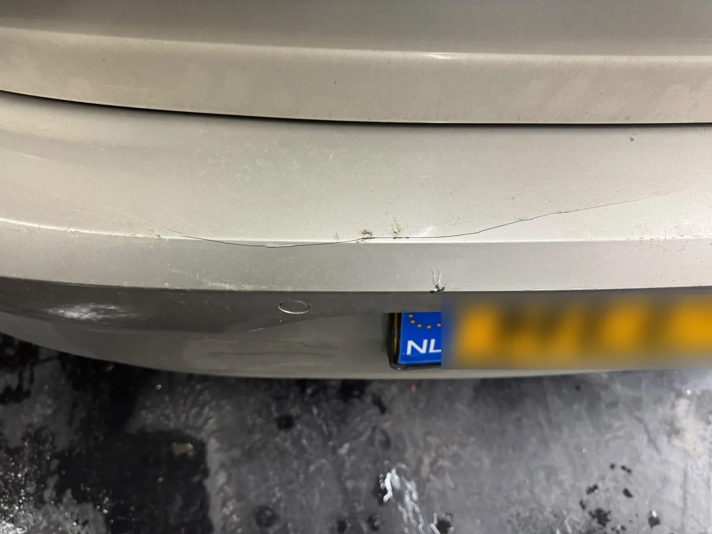 Achterbumper met scheur en beschadigingen voor het herstel